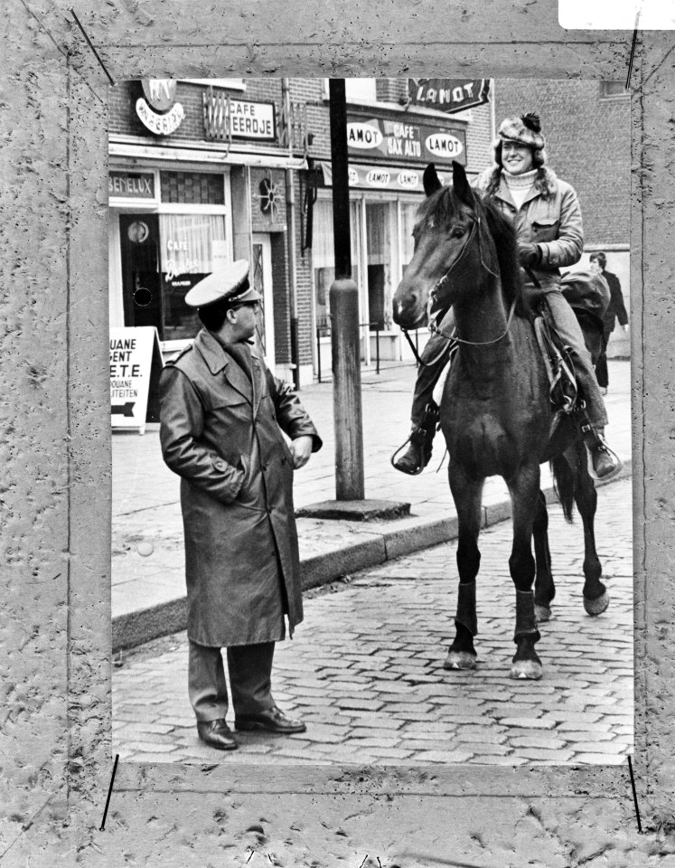 Marie Louise Geels terug van trektocht met paard hier bij grens in Putten (repro, Bestanddeelnr 921-8559