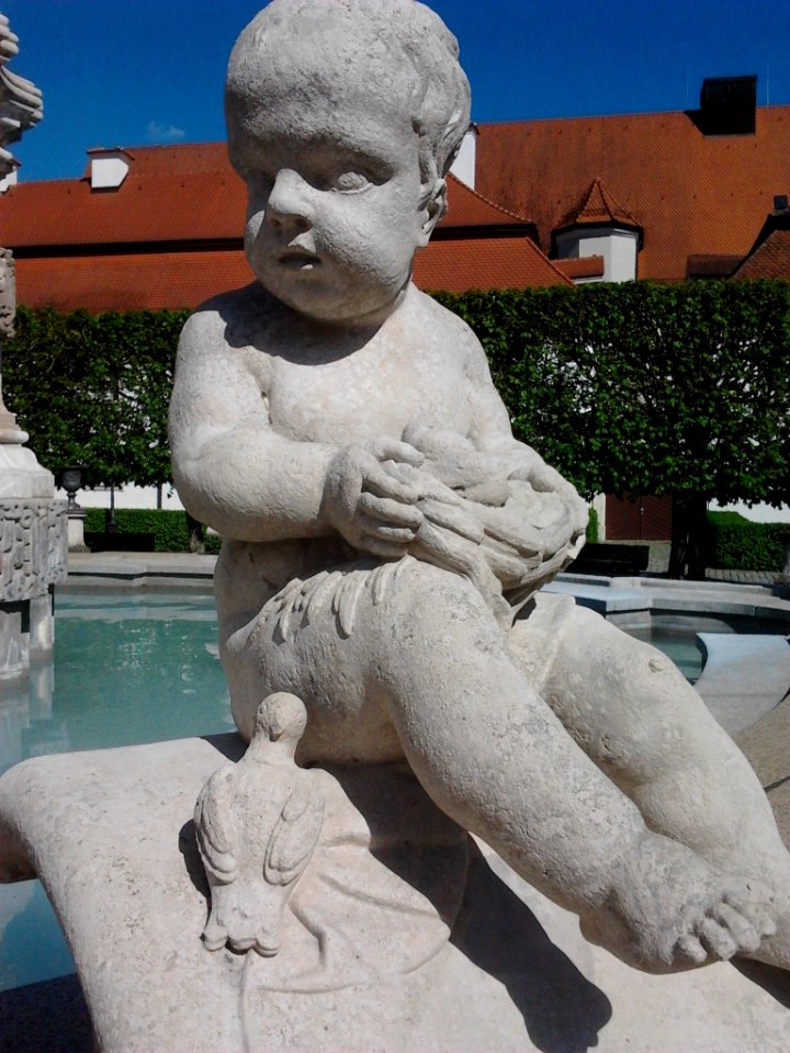 Marienbrunnen Eichstätt -Vogelnest-Putto (2016-05 2)