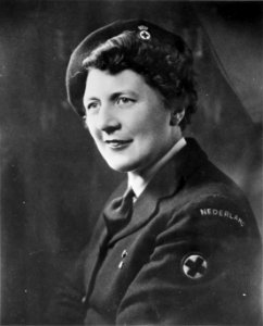 Marie Knapper gedelegeerde van het Nederlands Vrijwillig Vrouwen Hulpkorps te Lo, Bestanddeelnr 935-0736