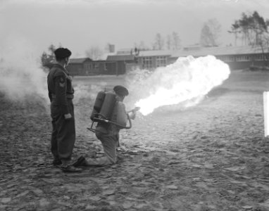 Marinierskamp Doorn oefeningen en vlammenwerpers, Bestanddeelnr 903-7332
