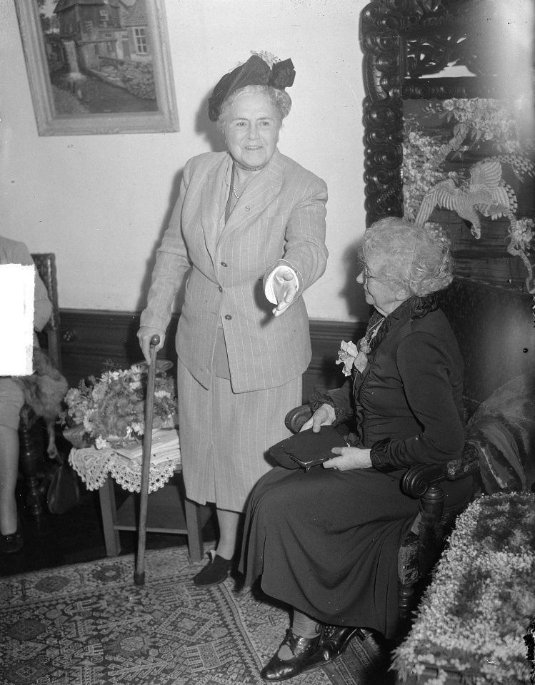 Marie van Zeggelen 80 jaar met R. Hoffen, Bestanddeelnr 904-0661