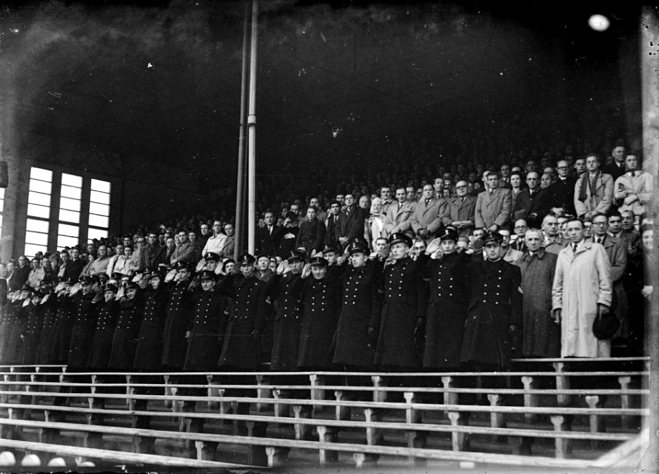 Marinierskapel te Antwerpen. Mariniers op de tribune, Bestanddeelnr 902-4463
