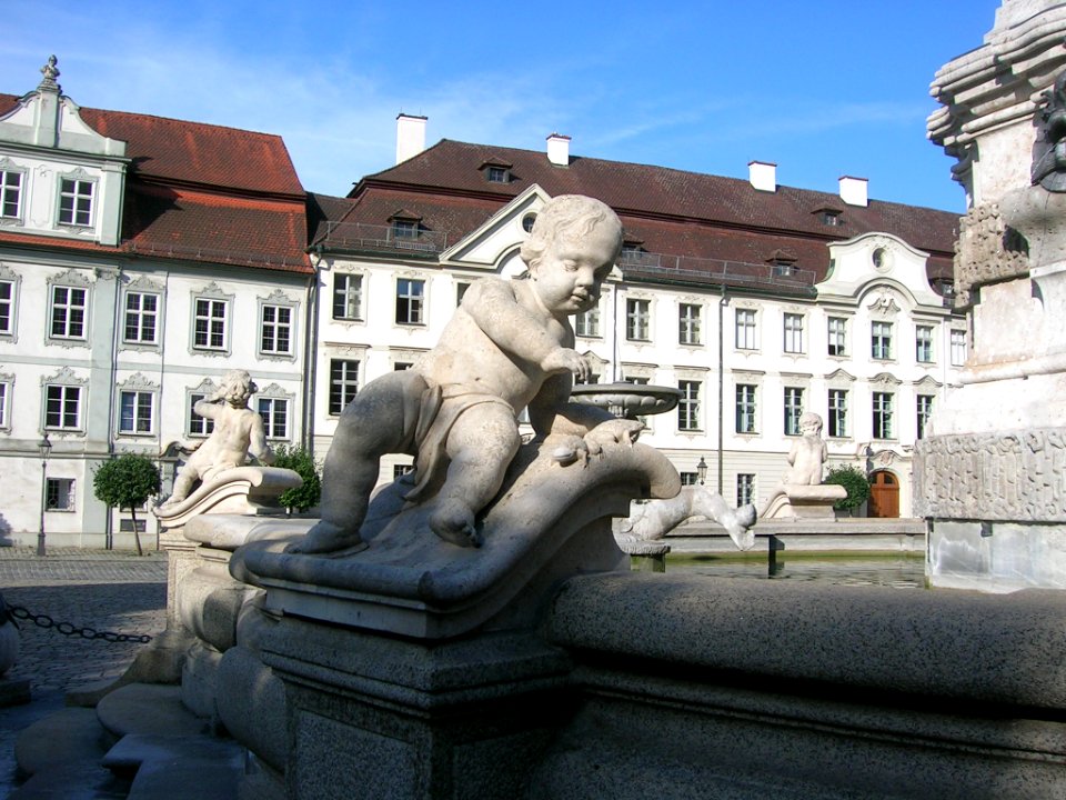Marienbrunnen Eichstätt -Frosch-Putto (2018-08 3)