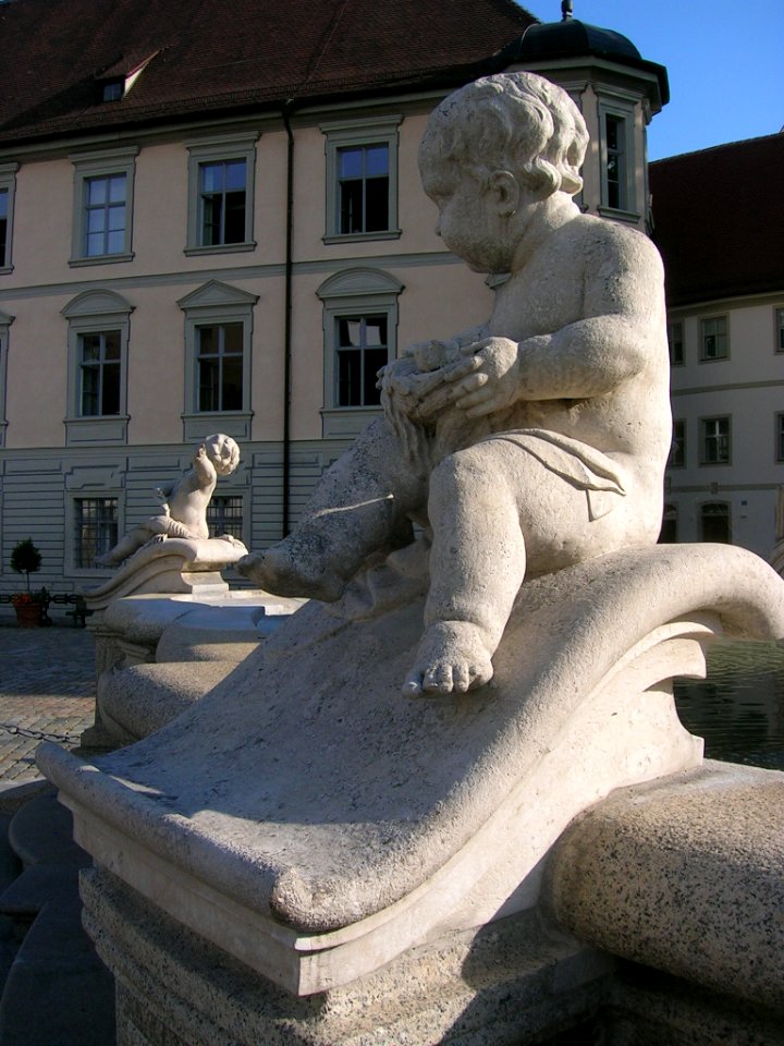 Marienbrunnen Eichstätt -Vogelnest-Putto (2018-08)