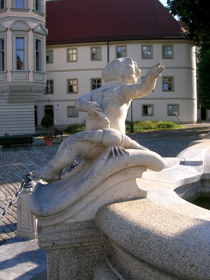 Marienbrunnen Eichstätt -Krebs-Putto (2018-08 2)