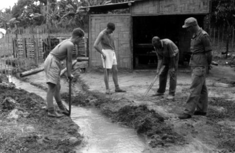 Marihat. Legerbivak. Graven van afwateringskanaaltjes enof riolering, Bestanddeelnr 2157