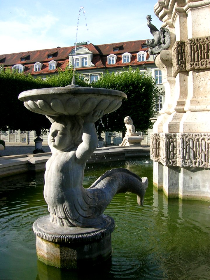 Marienbrunnen Eichstätt -Triton-Putto NO (2018-08 4)