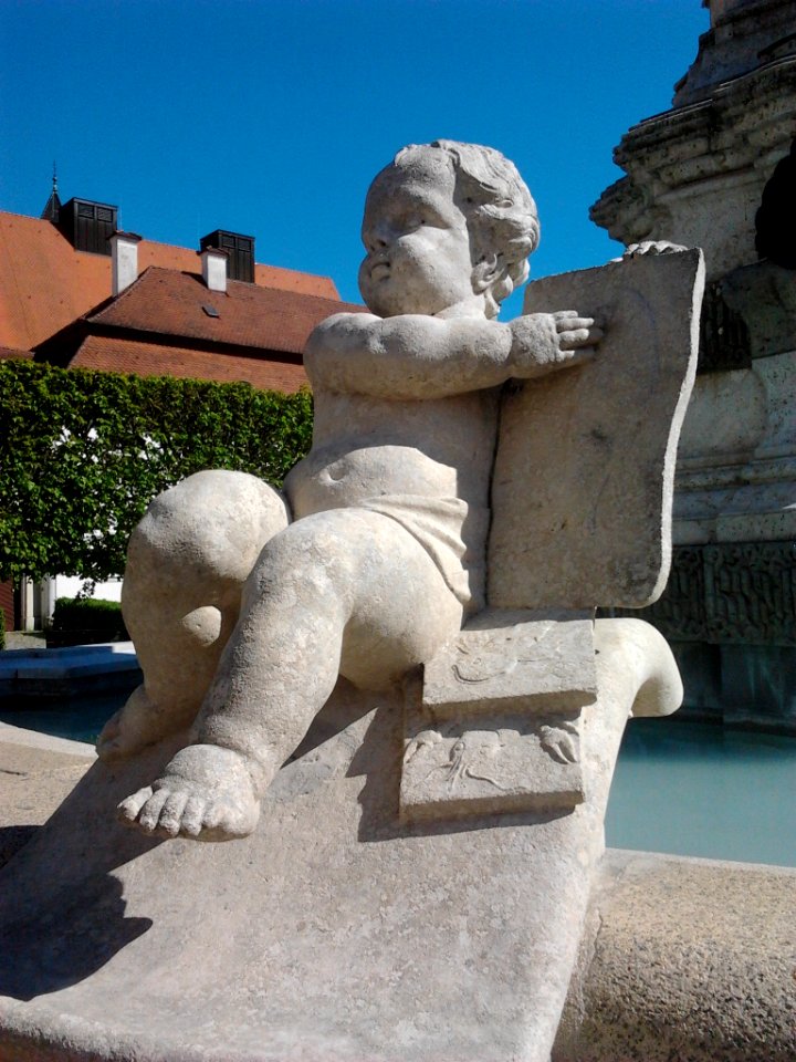 Marienbrunnen Eichstätt -Fossilien-Putto (2016-05 2)