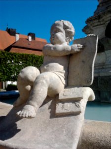 Marienbrunnen Eichstätt -Fossilien-Putto (2016-05 2)