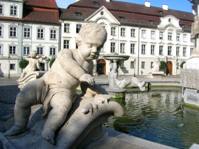 Marienbrunnen Eichstätt -Frosch-Putto (2018-08 1)