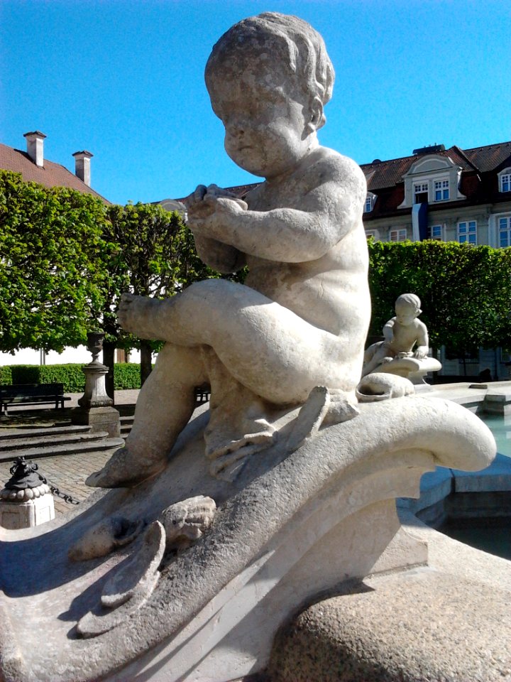 Marienbrunnen Eichstätt -Muschel-Putto (2016-05 3)