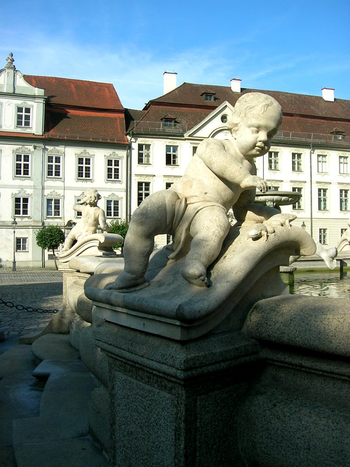 Marienbrunnen Eichstätt -Frosch-Putto (2018-08 5)
