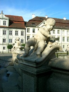 Marienbrunnen Eichstätt -Frosch-Putto (2018-08 5)