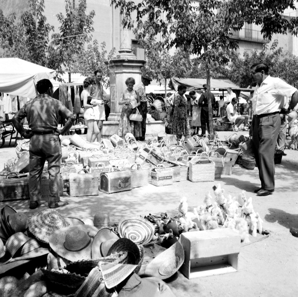 Marktstanden met rieten manden en hoeden, Bestanddeelnr 254-0778