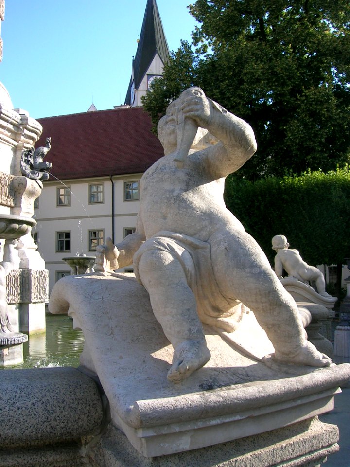 Marienbrunnen Eichstätt -Fisch-Putto (2018-08 1)