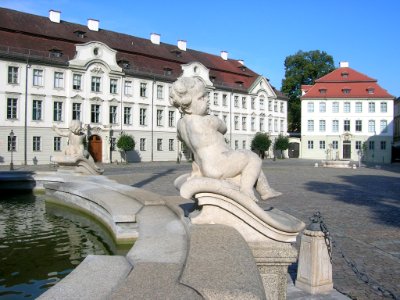 Marienbrunnen Eichstätt -Fossilien-Putto (2018-08 2)