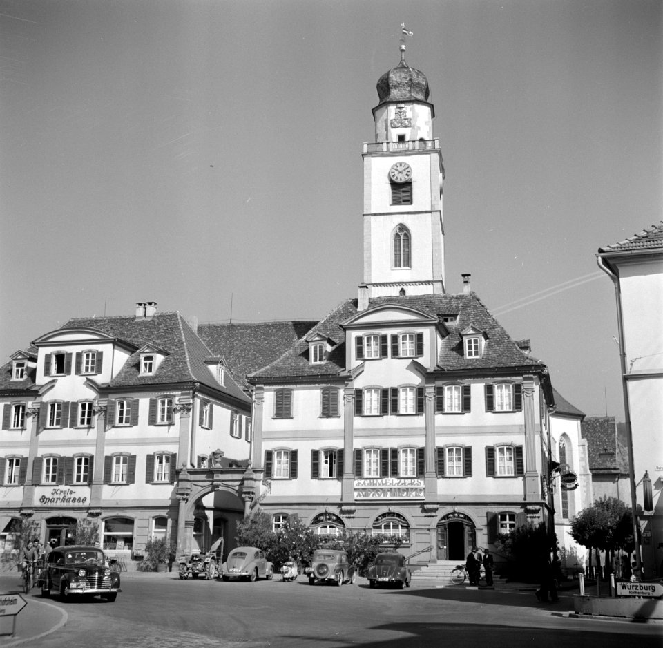 Marktplein met de tweelinghuizen en de toren van de St Johanneskerk, Bestanddeelnr 254-3161