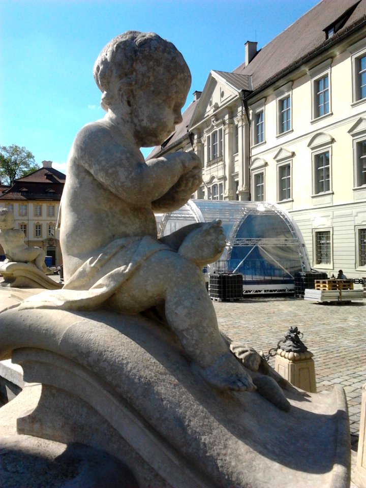 Marienbrunnen Eichstätt -Muschel-Putto (2016-05 1)
