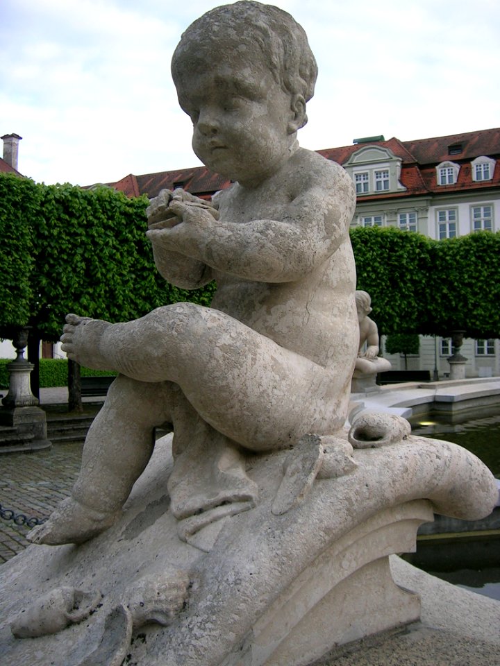 Marienbrunnen Eichstätt -Muschel-Putto (2)