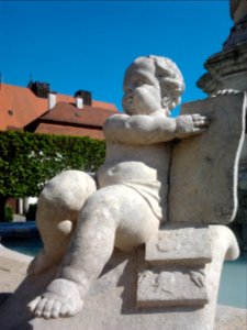 Marienbrunnen Eichstätt -Fossilien-Putto (2016-05 1)
