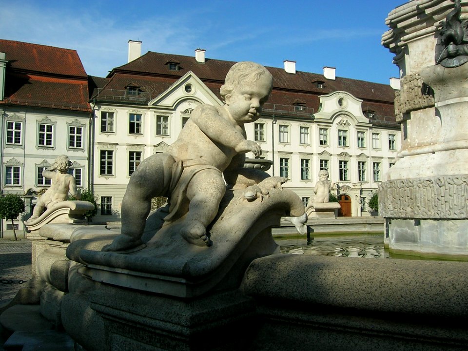 Marienbrunnen Eichstätt -Frosch-Putto (2018-08 4)