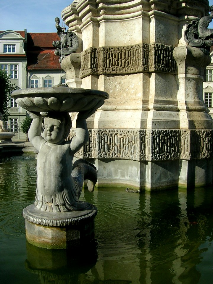 Marienbrunnen Eichstätt -Triton-Putto NO (2018-08 2)