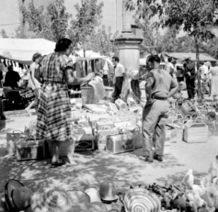 Marktstand waar rieten manden worden verkocht, Bestanddeelnr 254-0777