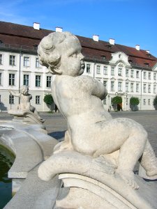 Marienbrunnen Eichstätt -Fossilien-Putto (2018-08 3)