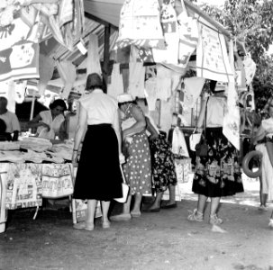 Marktstand waar textielgoederen worden verkocht, Bestanddeelnr 254-0773