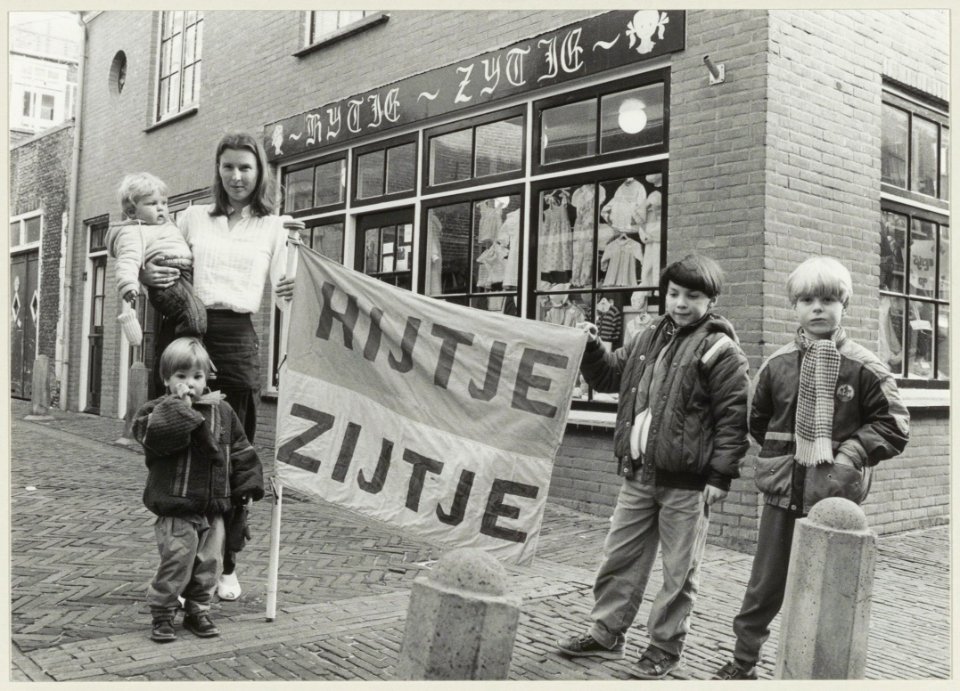 Marie José van Offeren voor haar kinderkledingwinkel aan de Korte Bogaardstraat hoek Lange Bogaardstraat. NL-HlmNHA 544014423