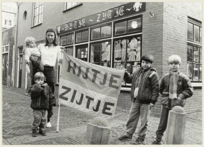 Marie José van Offeren voor haar kinderkledingwinkel aan de Korte Bogaardstraat hoek Lange Bogaardstraat. NL-HlmNHA 544014423
