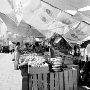 Markt aan de De Ruyterkade in Willemstad, Bestanddeelnr 252-3044
