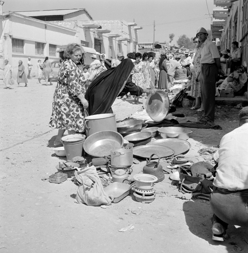 Markt met uitgestalde waren, verkopers en publiek in het midden een bedoeïenen…, Bestanddeelnr 255-3443