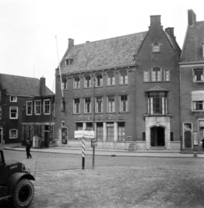 Markt te Middelburg zicht op pand van de Amsterdamsche Bank, Bestanddeelnr 900-8476