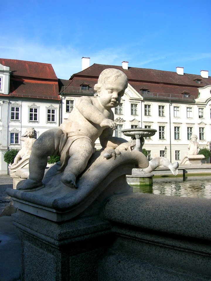 Marienbrunnen Eichstätt -Frosch-Putto (2018-08 2)