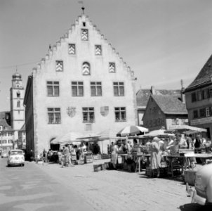 Markt voor het raadhuis aan de Hans-Heinrich-Ehrler Platz, Bestanddeelnr 254-4555