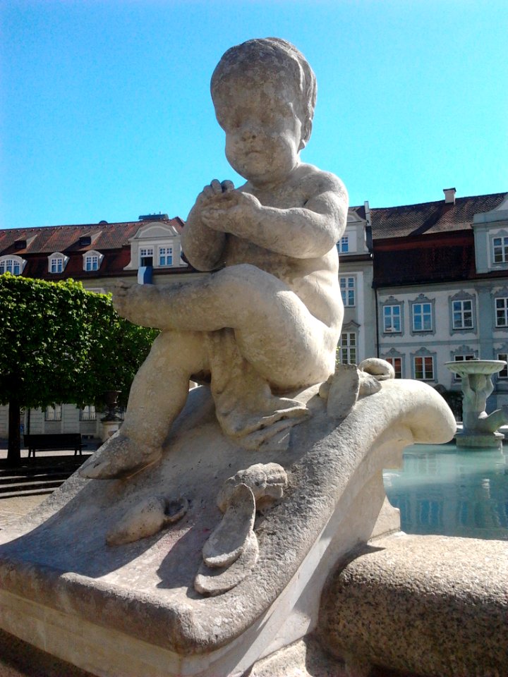 Marienbrunnen Eichstätt -Muschel-Putto (2016-05 2)