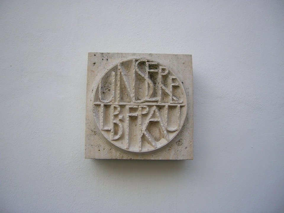 Marktplatz 7 Eichstätt -Erinnerungstafel an Kollegiatskirche 2