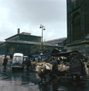 Markt bij de Eglise Saint-Eustace, Rue Montmartre, Parijs. Op de achtergrond Les, Bestanddeelnr 255-9984