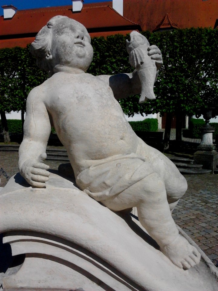Marienbrunnen Eichstätt -Fisch-Putto (2016-05)