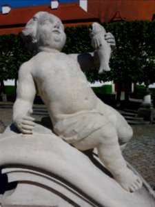 Marienbrunnen Eichstätt -Fisch-Putto (2016-05)