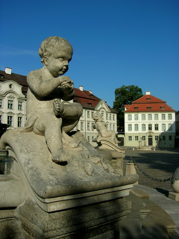 Marienbrunnen Eichstätt -Muschel-Putto (2018-08 3)