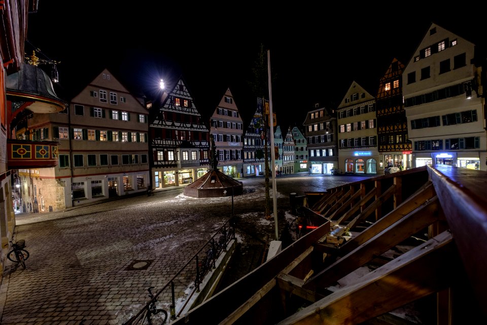 Marktplatz-tuebingen-bei-nacht-mit-rathauskanzel