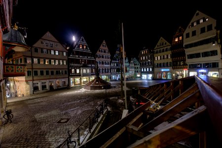 Marktplatz-tuebingen-bei-nacht-mit-rathauskanzel