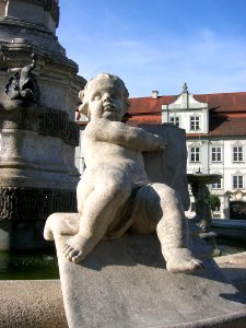 Marienbrunnen Eichstätt -Fossilien-Putto (2018-08 5)
