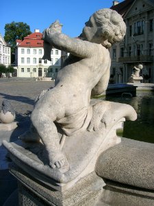 Marienbrunnen Eichstätt -Fisch-Putto (2018-08 2)