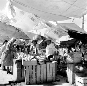 Markt aan de De Ruyterkade in Willemstad, Bestanddeelnr 252-3043