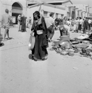 Markt met uitgestalde waren, verkopers en publiek in het midden een bedoeïenen…, Bestanddeelnr 255-3444