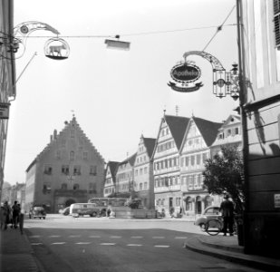 Marktplein met Raadhuis en de Milchlingbrunnen met het standbeeld van Wolfgang S, Bestanddeelnr 254-3155
