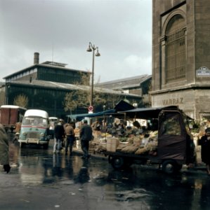 Markt bij de Eglise Saint-Eustace, Rue Montmartre, Parijs. Op de achtergrond Les, Bestanddeelnr 255-9985